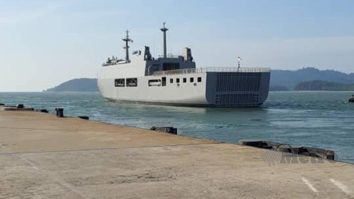 Pati Myanmar itu dihantar menggunakan tiga kapal Tentera Laut Myanmar. FOTO ihsan Jabatan Imigresen