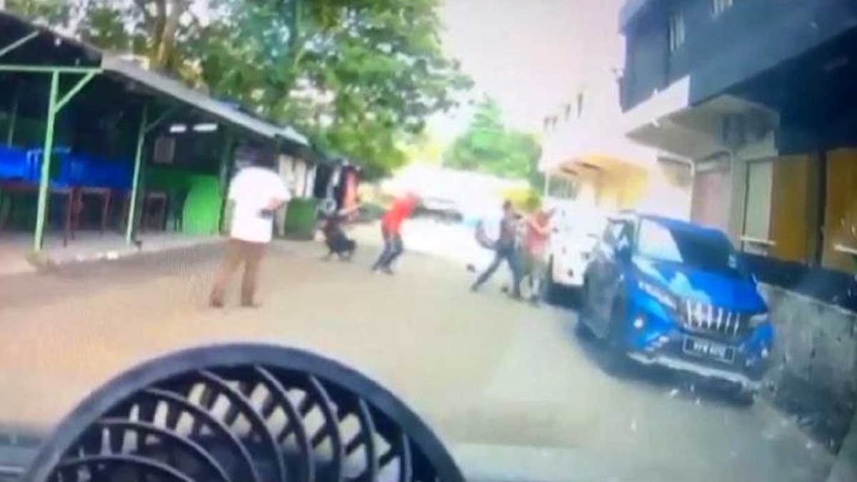 RAKAMAN video menunjukkan tiga lelaki memukul seorang pemandu e-hailing.