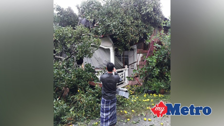 RIBUT melanda Mukim Kupang menyebabkan rumah rosak. FOTO insan Mohd Sofian Elias