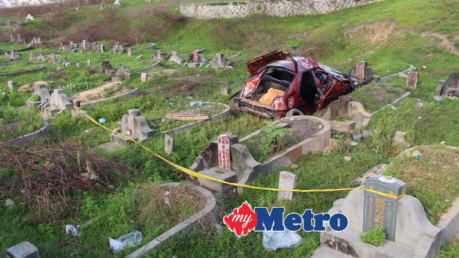 MANGSA maut di tempat kejadian selepas kereta dipercayai terbabas di kawasan perkuburan. FOTO ihsan Polis