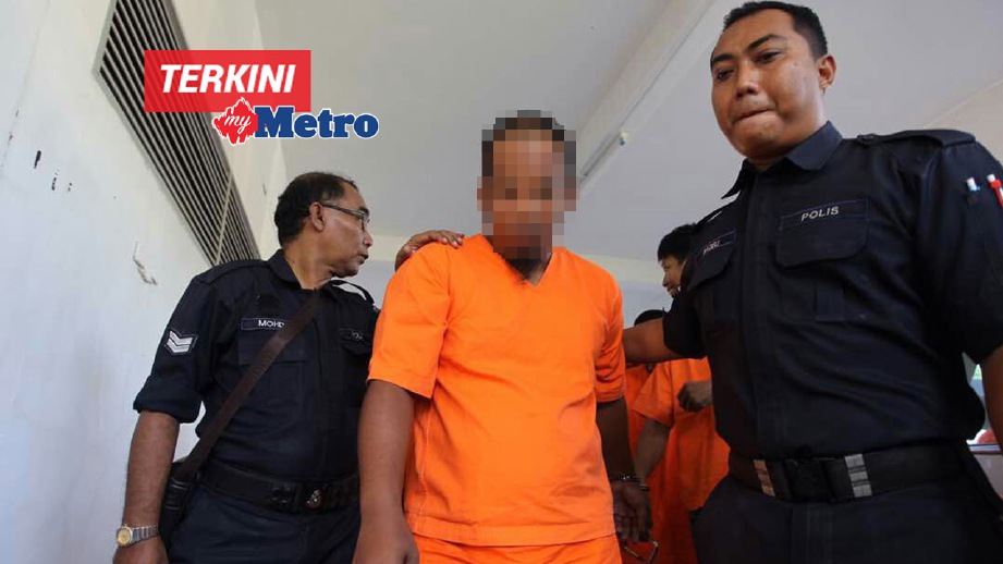 SUSPEK (tengah) dibawa ke mahkamah untuk mendapatkan perintah tahanan reman. FOTO Mohd Azren Jamaludin