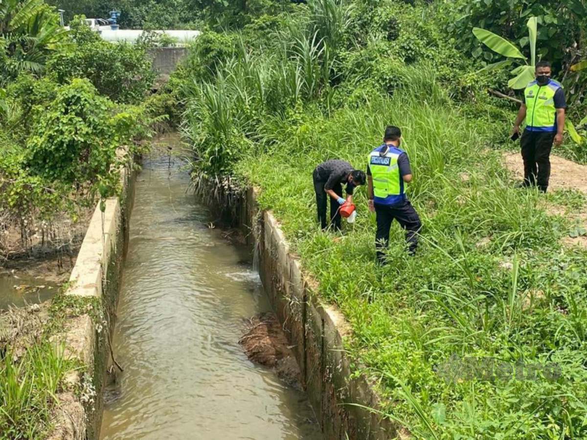KAKITANGAN LUAS menjalankan pemeriksaan pencemaran di Sungai Langat membabitkan sebuah premis kilang kertas kitar semula pada 26 April lalu. FOTO FB LUAS