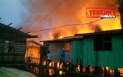 ANTARA rumah yang musnah dalam kebakaran. FOTO ihsan pembaca