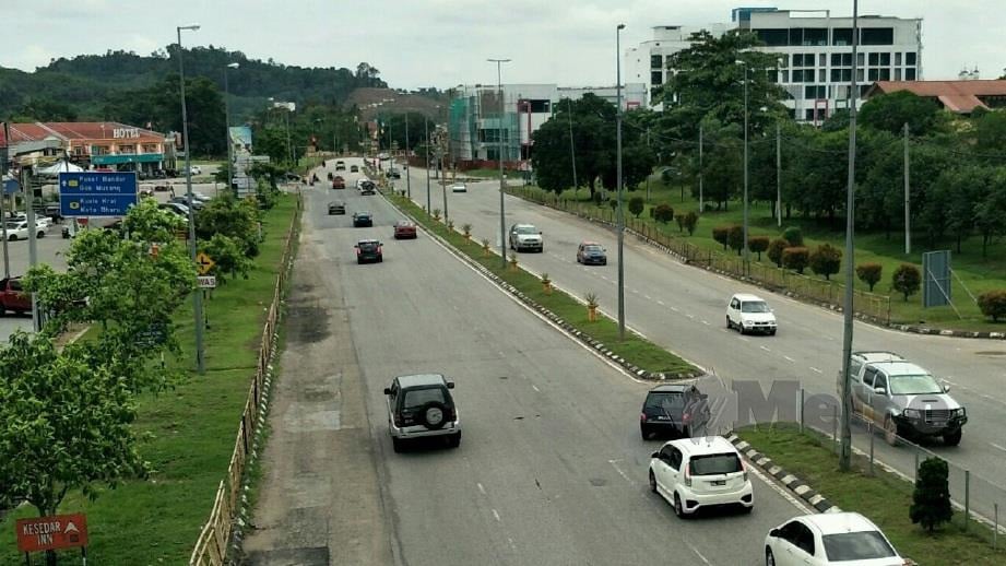 KENDERAAN melalui Jalan Bandar Gua Musang menuju ke Jalan Kuala Krai sehari sebelum Aidilfitri. FOTO Ramli Ibrahim