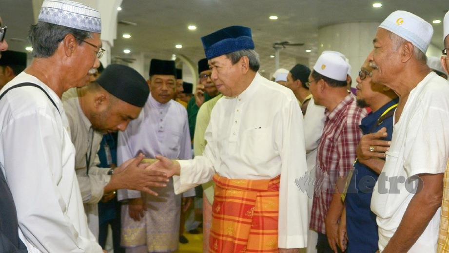 SULTAN Sharafuddin berkenan bersalaman bersama bakal haji pada Majlis Penyempurnaan Kursus Perdana Haji Peringkat Negeri Selangor. FOTO Faiz Anuar
