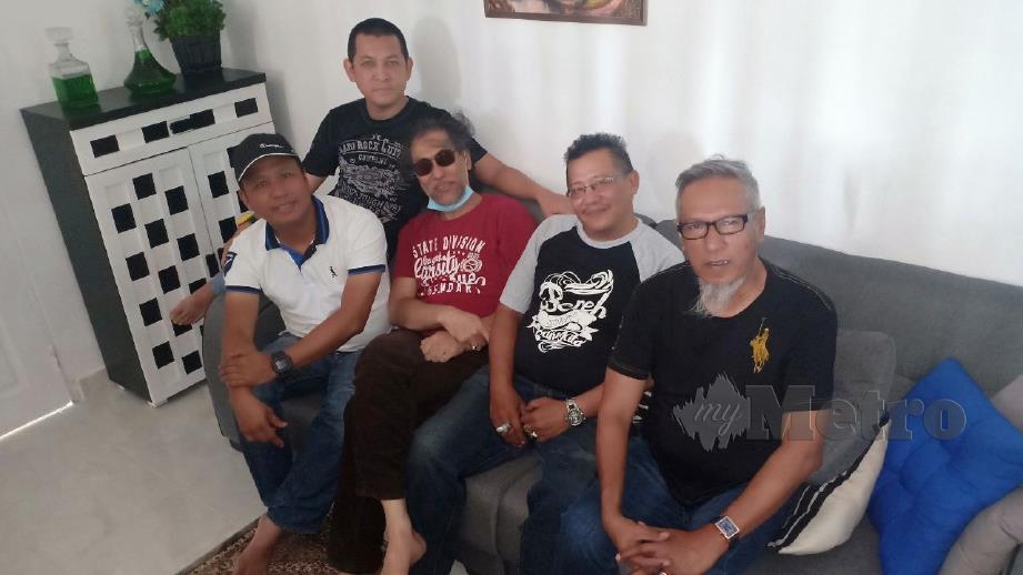 AZMANI (duduk, belakang) bersama Umarul (baju merah), Mohalim (dua kanan), Kama (kanan) dan peminat, Wan Mohd Firdaus Wan Abas, 44, (kiri). FOTO Ahmad Rabiul Zulkifli