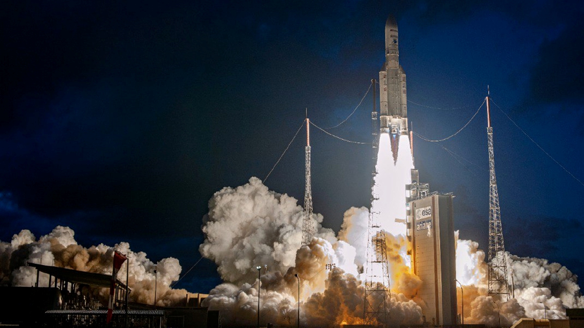 ROKET pelancar Ariane 5 yang membawa satelit Measat-3d dilancarkan dengan sempurna dari tapak pelancarnya di Kourou, French Guiana.