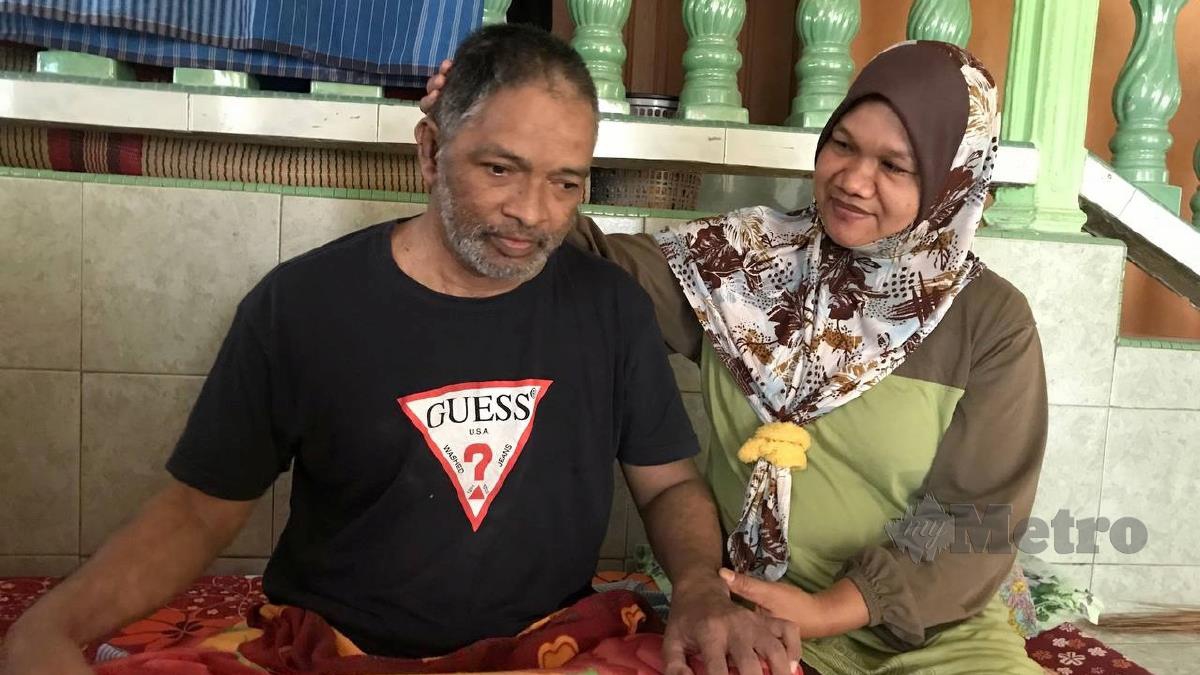 ZURAIDA setia menjaga suaminya, Mohd Rafi yang memerlukan sepenuh perhatian dan penjagaan selepas terbabit dalam kemalangan. FOTO Hazira Ahmad Zaidi