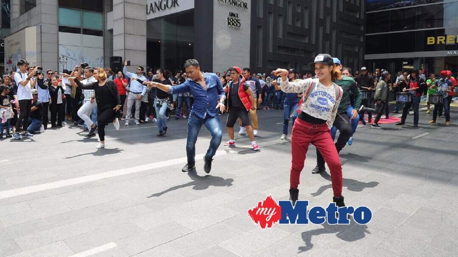 ANTARA sukarelawan yang menyertai 'Flash Mob'. FOTO ihsan ATM