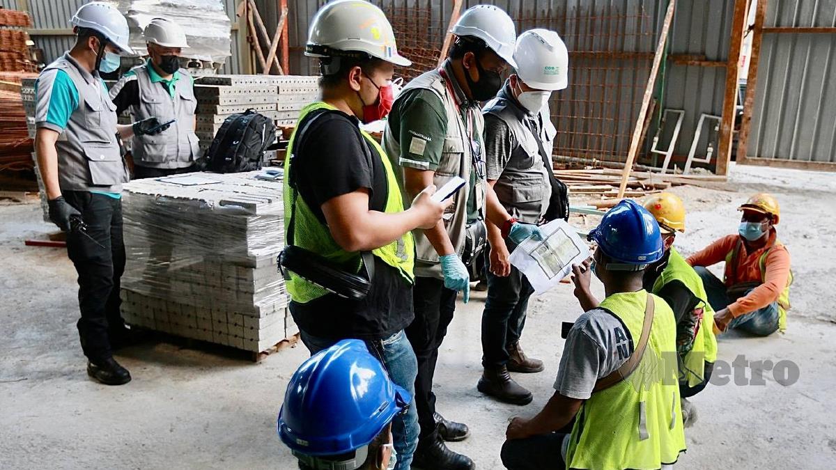 PENGUATKUASA Lembaga Pembangunan Industri Pembinaan Malaysia (CIDB) membuat pemeriksaan pematuhan prosedur operasi standard (SOP) terhadap pekerja tapak binaan di Kuala Lumpur. FOTO Fathil Asri