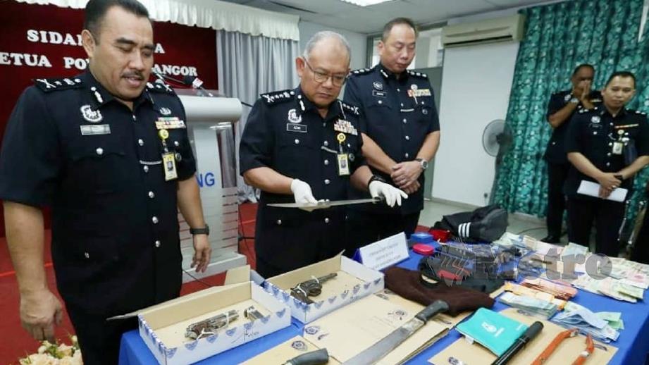 NOOR Azam (dua kiri) menunjukkan pelbagai senjata yang digunakan penjenayah yang  ditembak mati di Cyberjaya. FOTO Ahmad Irham Mohd Noor