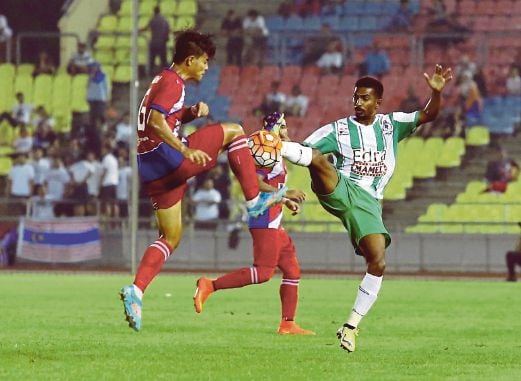  PEMAIN  MU   Puaneswaran (kanan) diasak pemain Kuala Lumpur  Muhammad Naufal.  