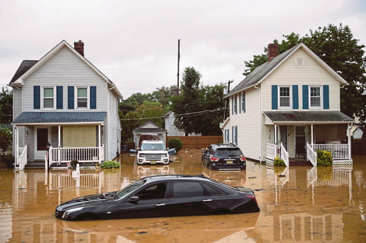 BANJIR di Helmetta, New Jersey selepas Ribut Tropika Henri melanda Rhode Island, negeri di pantai timur Amerika Syarikat. FOTO AFP 