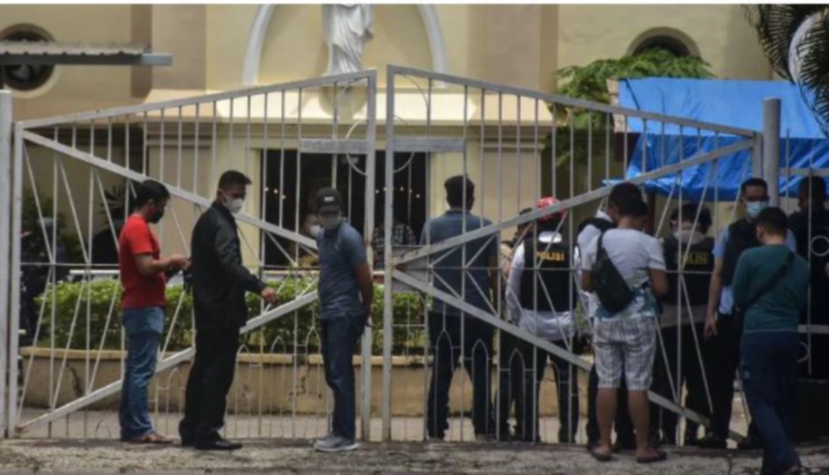 FOTO fail menunjukkan polis melakukan pemeriksaan selepas insiden pengeboman di Gereja Kadetral di Makassar. FOTO AFP 