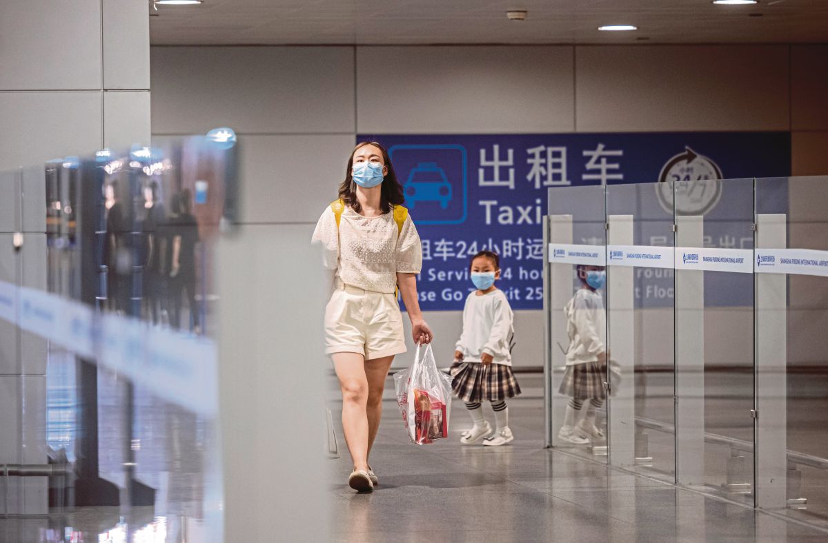 PENUMPANG di Lapangan Terbang Antarabangsa Pudong di Shanghai. FOTO EPA 