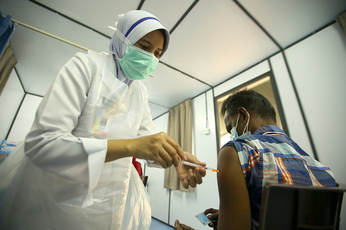 ORANG ramai menerima suntikan vaksin dos pertama serta kedua yang dikendali petugas kesihatan di Klinik Kesihatan Sungai Bertek, Klang melalui janji temu aplikasi MySejahter. FOTO Faiz Anuar  