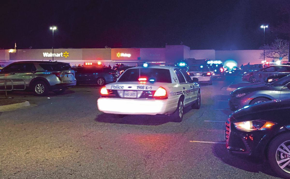 IMEJ diperoleh daripada polis menunjukkan pasukan keselamatan bergegas ke lokasi tembakan di Walmart di Chesapeake, Virginia. FOTO AP