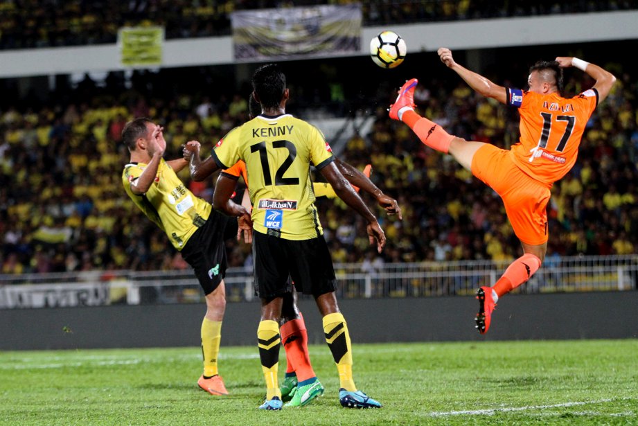 AKSI kapten PKNS FC, Azmizi Azmi (kanan) bersaing dengan pemain Perak pada saingan suku akhir kedua Piala FA di Stadium Perak, sebentar tadi. - Foto BERNAMA