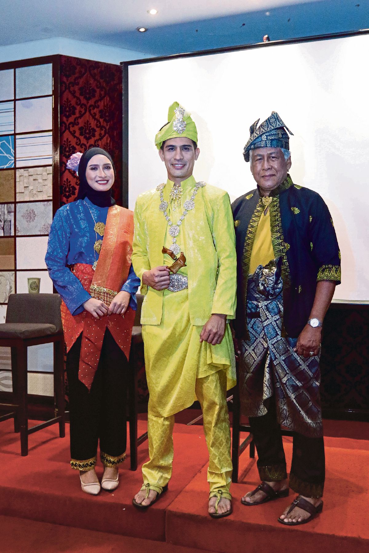BERSAMA pelakon teater Tun Fatimah Srikandi Empayar Melaka, Neera (kiri) dan Jalaludin. 