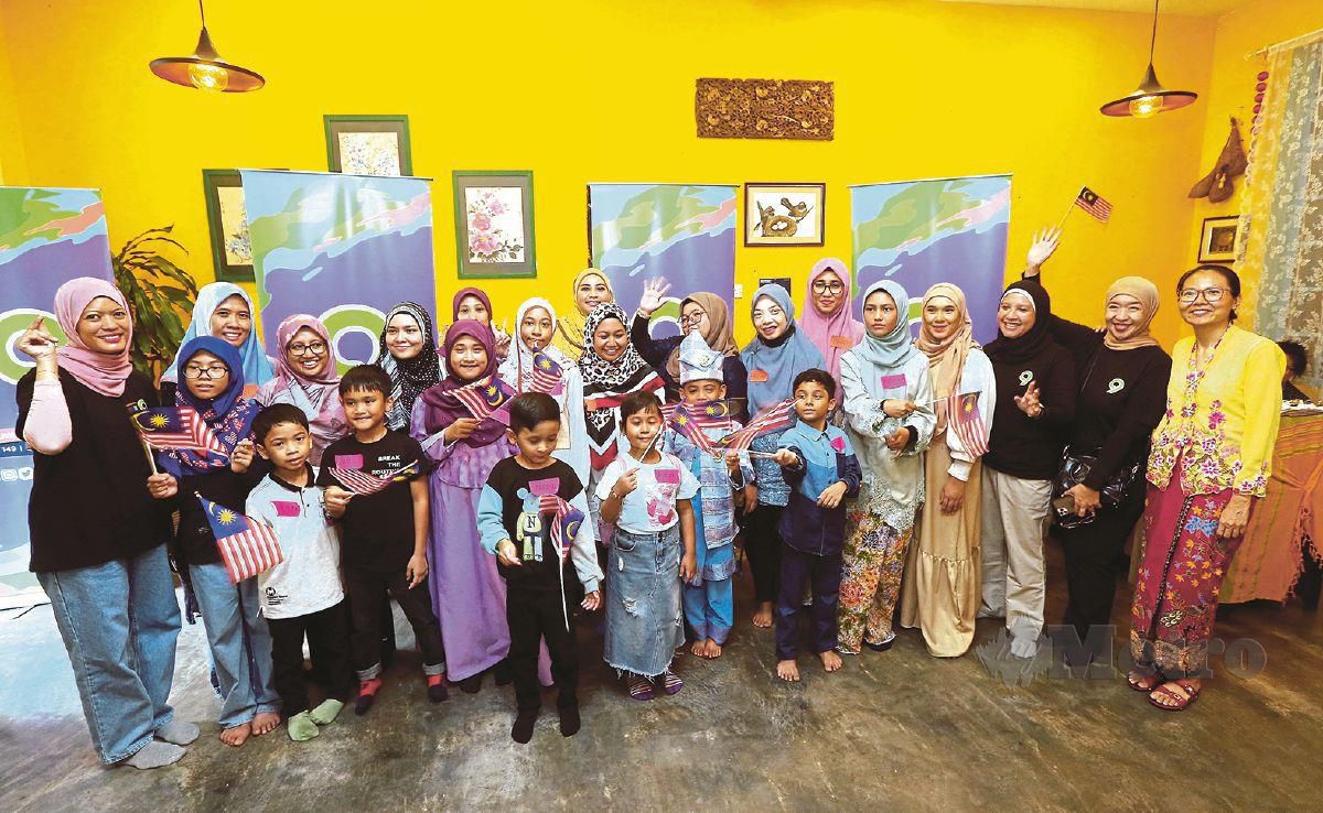 SERAMAI 10 penonton cilik bertuah bersama ibu masing-masing yang menyertai Kelas Kuih Malaysia Bersama Jaguh Kartun TV9. 