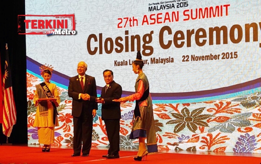 Datuk Seri Najib Razak bersalaman Perdana Menteri Laos Thongsing Thammavong sebagai simbol penyerahan Pengerusi ASEAN 2016 kepada negara itu. FOTO Hairulazim Mahmud