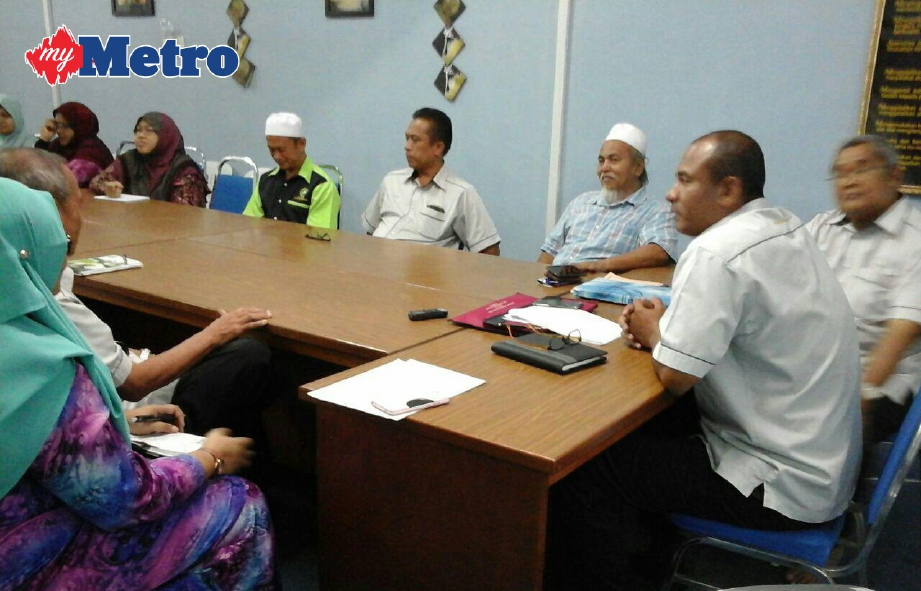 MUSONNEF Md Radzi mempengerusikan mesyuarat bersama ahlinya berhubung kemelut melanda pengilang beras Melayu. FOTO Rahmat Othman