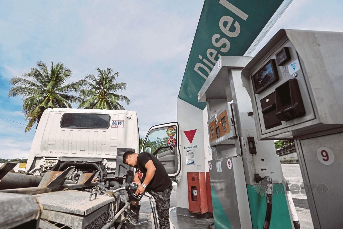 PEMANDU lori mengisi diesel di di Stesen Minyak Petronas Sungai Merab, Bangi.  FOTO Arkib NSTP