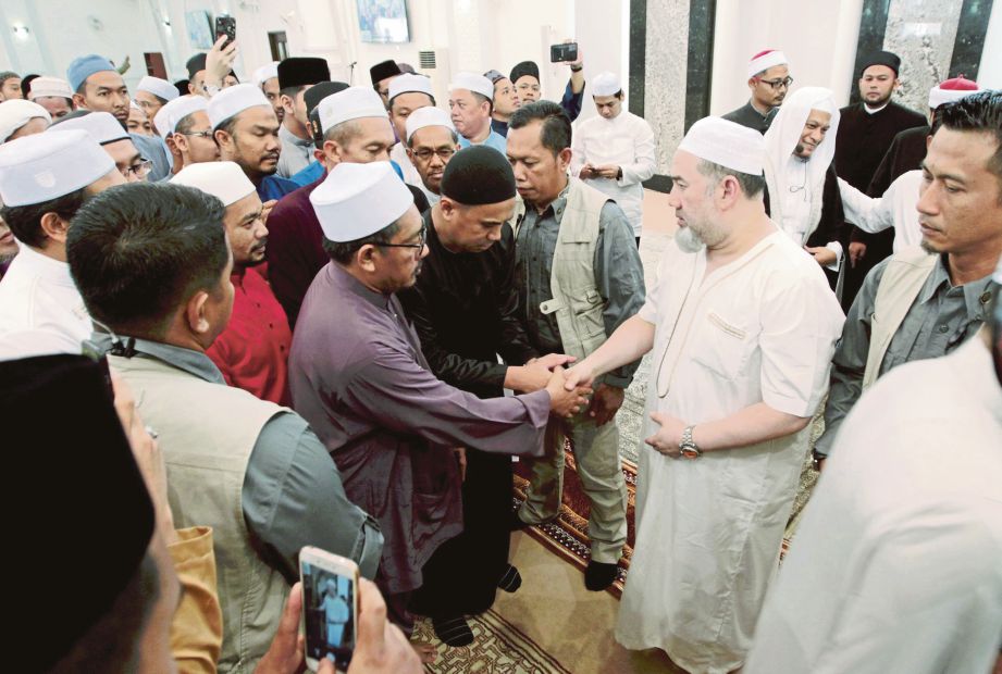 SULTAN Muhammad V bersalaman dengan rakyat selepas menunaikan solat sunat Aidiladha di Masjid Al-Ismaili, Pasir Pekan. 