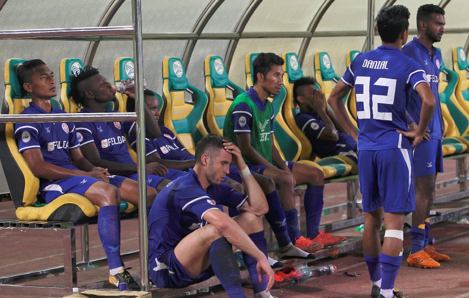 PEMAIN FELDA kecewa setelah tewas kepada Kedah 0-2 pada perlawanan piala Malaysia separuh akhir kedua di Stadium Darul Aman.FOTO/SHARUL HAFIZ ZAM 