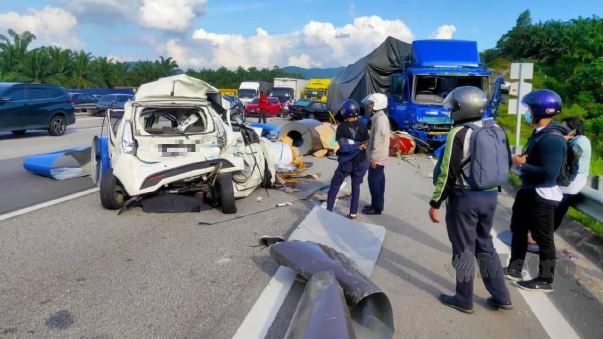 Lokasi kemalangan membabitkan tujuh kenderaan di Kilometer 445 Lebuhraya Utara-Selatan menghala ke utara sebelum susur Plaza Tol Rawang hari ini. Foto Ihsan Pembaca