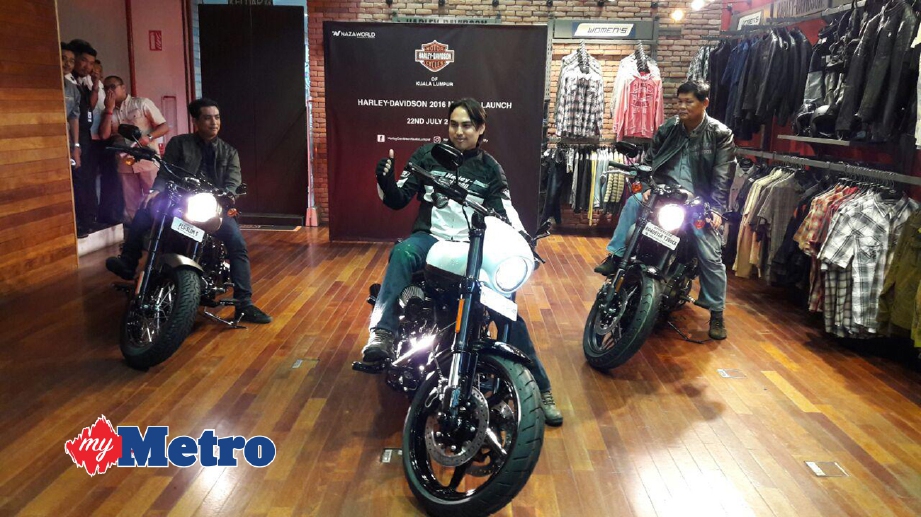 ESKANDAR (kiri) melancarkan tiga model Harley-Davidson baharu 2016 di Petaling Jaya hari ini.