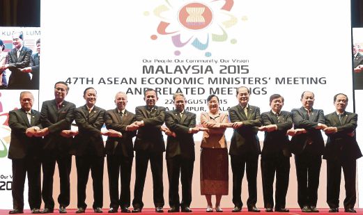 MUSTAPA (enam dari kiri) bersama menteri ekonomi ASEAN pada perasmian AEM, semalam.