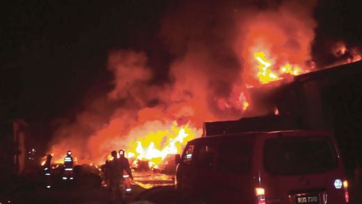  ANGGOTA bomba berusaha memadam  lima premis yang terbakar  di Jalan Jejarum 1E, Bukit Beruntung.