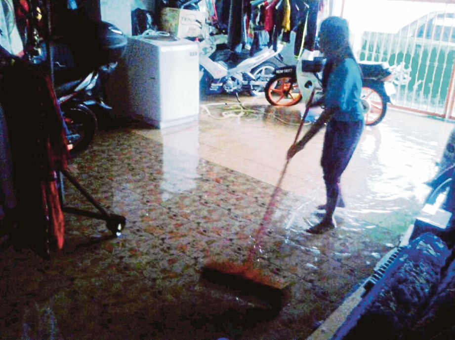  KAWASAN parkir rumah  di Taman Desa Anggerik Senawang digenangi air setiap kali banjir kilat.