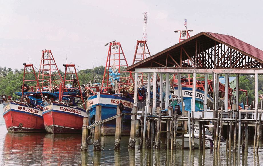 ANTARA bot pukat  tunda ganding dari Vietnam yang ditahan  APMM Tanjung Sedili.