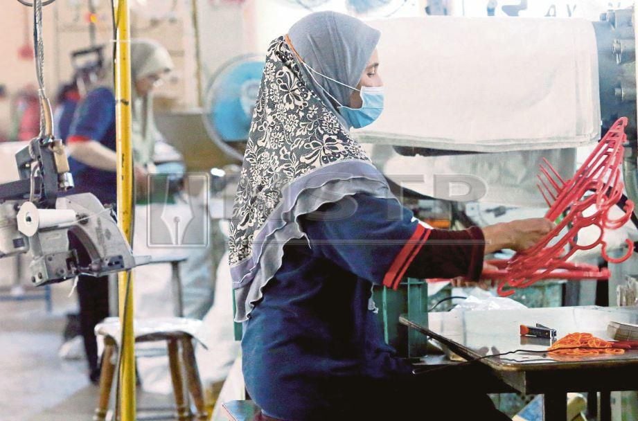 PENYANGKUT baju antara barangan yang mengunakan plastik kitar semula di sebuah kilang di Padang Meha.