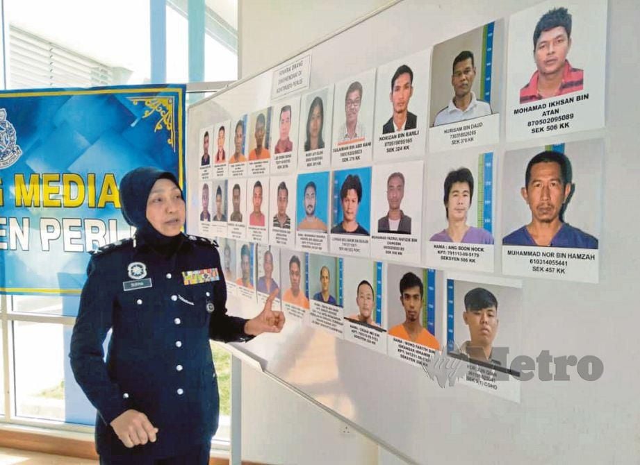 SURINA menunjukkan gambar 30 penjenayah yang dikehendaki pada sidang media di IPK Perlis. 