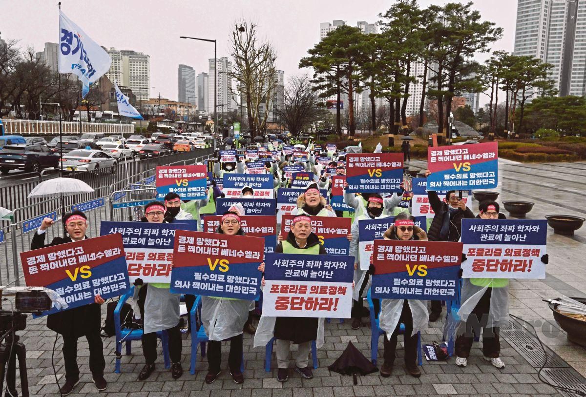 DOKTOR Korea Selatan mengadakan bantahan kerana tidak puas hati   dengan dasar kerajaan berkenaan  kakitangan perubatan.