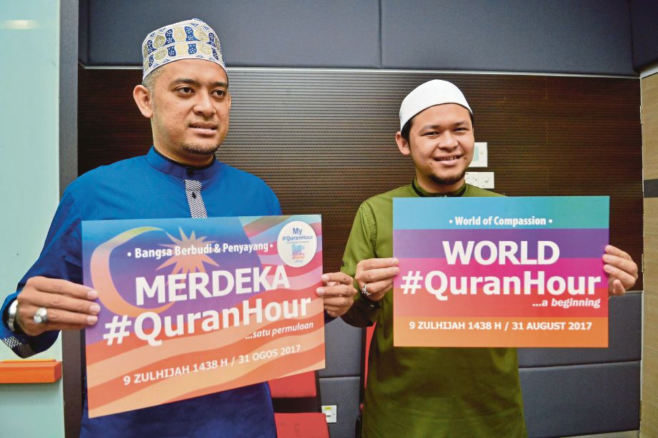 AHMAD Tarmizi (kiri) dan Qari World Quran Hour, Mohd Hassan Adli Yahaya pada sidang media, semalam.