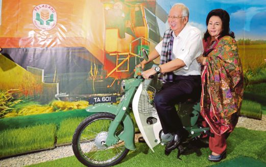NAJIB bersama Rosmah menaiki motosikal lama ketika melawat pameran MAHA 2014 di MAEPS, Serdang. 