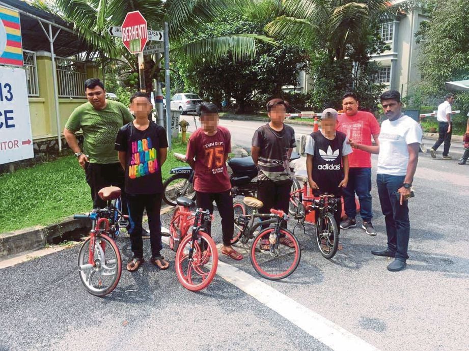  REMAJA lelaki yang ditahan selepas didapati menunggang basikal lajak secara berbahaya di kawasan perumahan Persiaran Meranti Sri Damansara 13 berhampiran jambatan NKVE, Petaling Jaya, kelmarin.