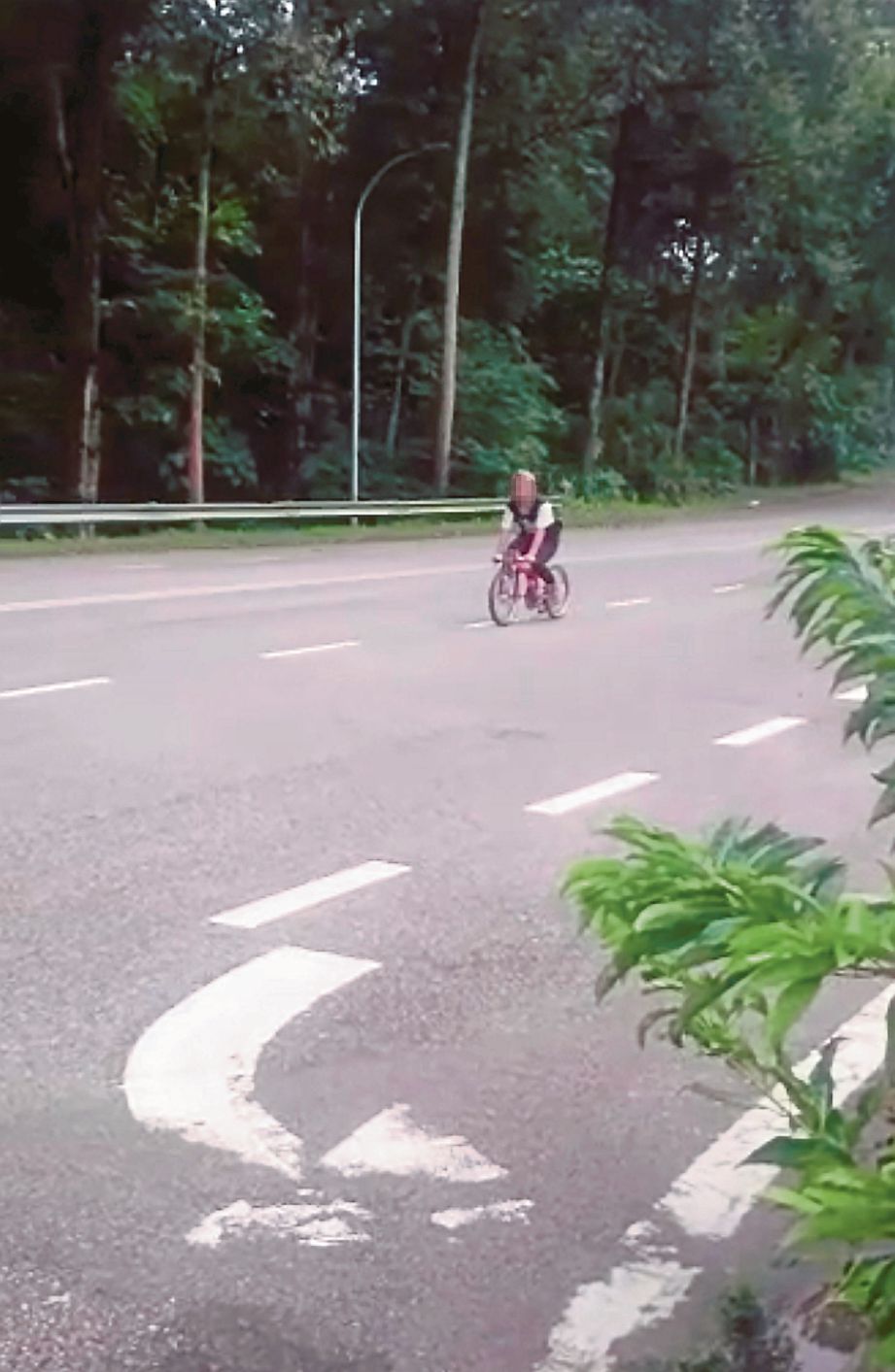 GELAGAT remaja yang menunggang basikal lajak secara berbahaya.