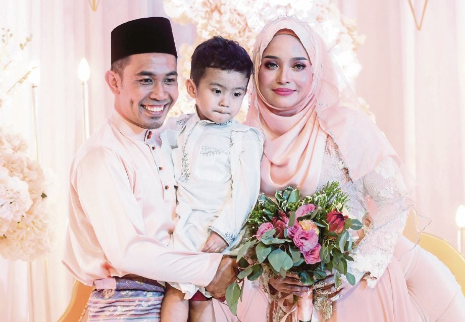 HAFIZ  bersama Siti Arifah  dan anak, Arryan Firdaus pada majlis pertunangan mereka.
