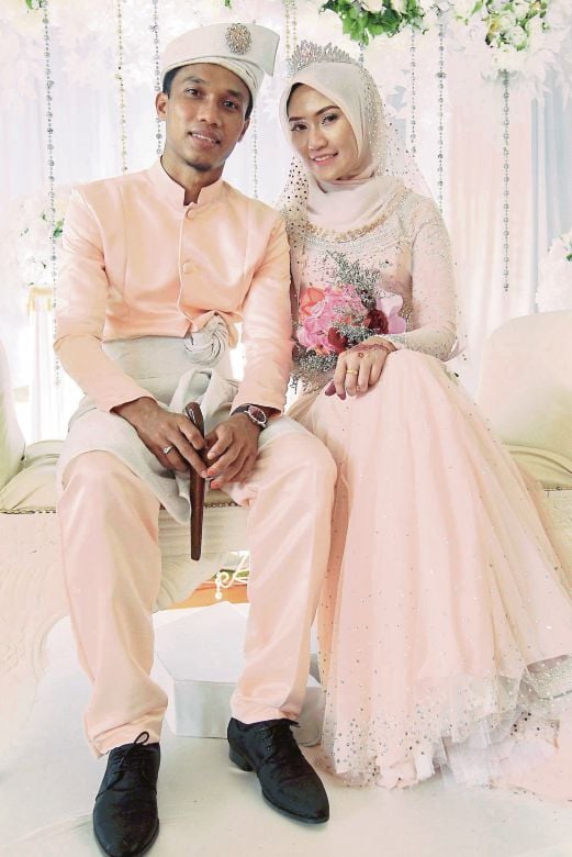 BADDROL bersama isteri Nur Izyan di majlis perkahwinan mereka di Taman Desa Indah. 