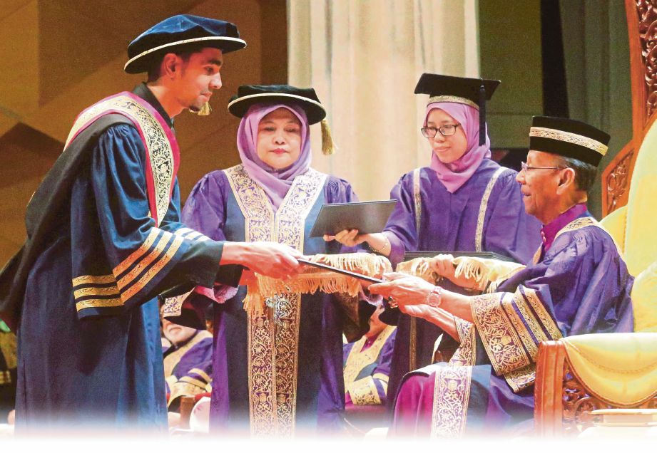 TUANKU Abdul Halim menyampaikan anugerah kepada Dr Syahrul Imran pada Istiadat Konvokesyen Universiti Teknologi MARA ke-85. 