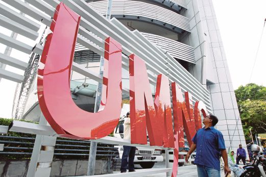 PAPAN tanda di Bangunan UMNO Jalan Macalister yang dikatakan tidak memohon permit dan bahaya kepada orang awam oleh pihak Majlis Bandaraya Pulau Pinang.