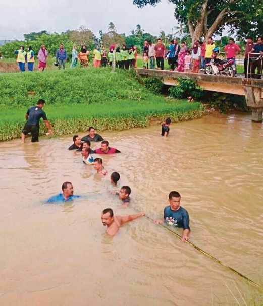 Mayat mangsa yang lemas di Sungai Teroi, Yan ditemui anggota bomba dan penyelamat. 