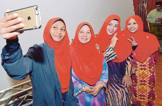 DARI kiri, Siti Husnaa, Che Aminah, Norsyafirah dan Nor Jannah pada malam pertama majlis Tilawah al-Quran Peringkat Kebangsaan ke-59 di Auditorium Cempaka Sari, Perbadanan Putrajaya.
