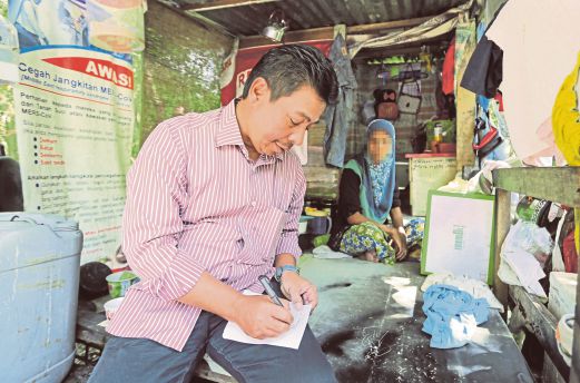 MOHD Zaili (kiri) mengambil keterangan daripada wanita terbabit.