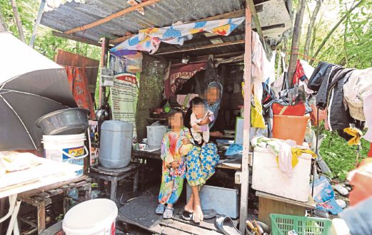 WANITA malang itu bersama dua anaknya dalam pondok usang dihuni mereka.